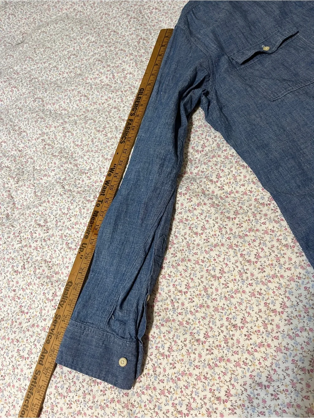 Banana Republic Denim Button-Up Shirt in Medium Blue. XL